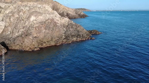 Travelling drone au ras de la mer Méditerranée au dessus de l'eau bleue
 photo