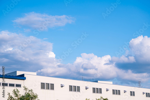 青空と工場