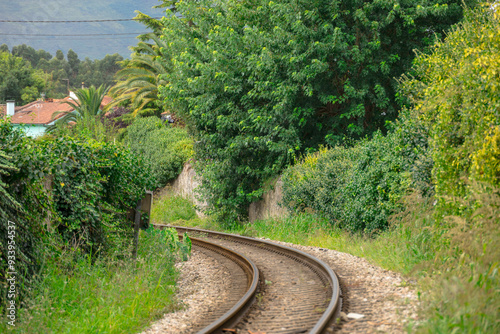 vias del tren que pasan por Poo, en llanes, Cantabria, España.