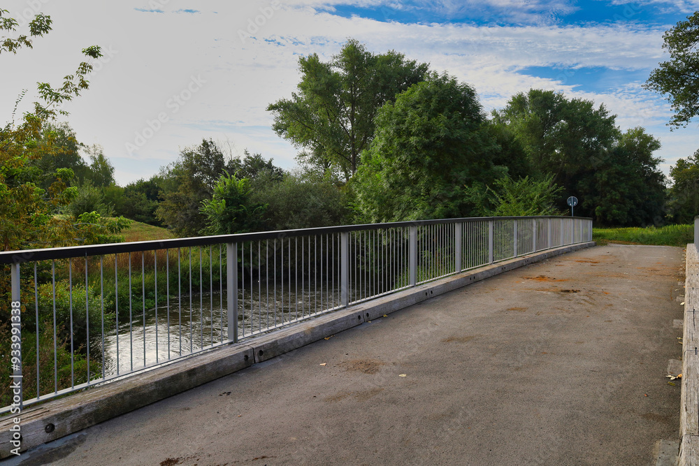 Impressionen am Radweg zwischen Schkeuditz und Raßnitz, Brücke über den Fluss Weiße Elster, Saalekreis, Sachsen Anhalt, Deutschland Impressionen am Radweg zwischen Schkeuditz und Raßnitz, Brücke über den Fluss Weiße Elster, Saalekreis, Sachsen Anhalt, Deutschland