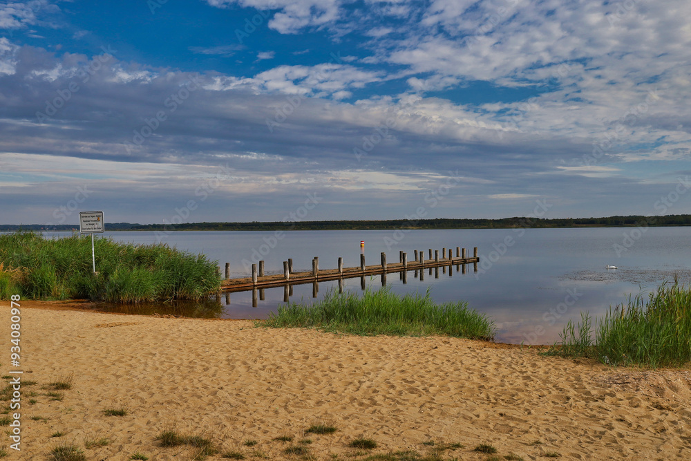Steg am Wallendorfer See, blauer Himmel mit Wolken, ehemaliger Braunkohle Tagebau Merseburg Ost, Schkopau, Saalekreis, Sachsen Anhalt, Deutschland Steg am Wallendorfer See, blauer Himmel mit Wolken, ehemaliger Braunkohle Tagebau Merseburg Ost, Schkopau, Saalekreis, Sachsen Anhalt, Deutschland