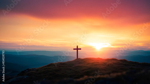 Kreuz auf Hügel vor Sonnenuntergang - Symbol für Glaube, Spiritualität, Hoffnung und Ruhe in einer friedlichen Landschaft