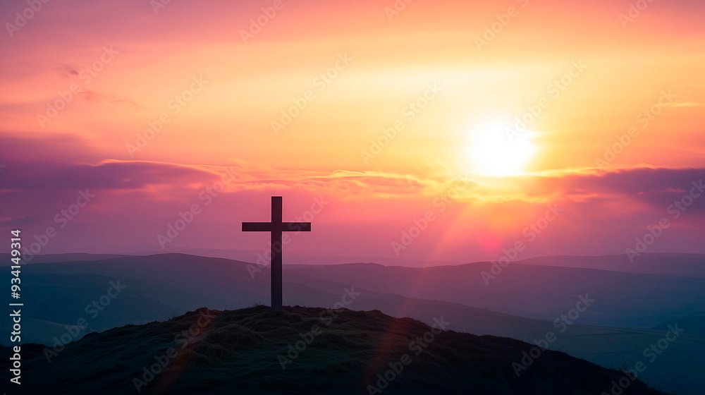 Kreuz auf Hügel vor Sonnenuntergang - Symbol für Glaube, Spiritualität, Hoffnung und Ruhe in einer friedlichen Landschaft Kreuz auf Hügel vor Sonnenuntergang - Symbol für Glaube, Spiritualität, Hoffnung und Ruhe in einer friedlichen Landschaft