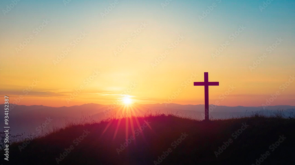 Kreuz auf Hügel vor Sonnenuntergang - Symbol für Glaube, Spiritualität, Hoffnung und Ruhe in einer friedlichen Landschaft Kreuz auf Hügel vor Sonnenuntergang - Symbol für Glaube, Spiritualität, Hoffnung und Ruhe in einer friedlichen Landschaft
