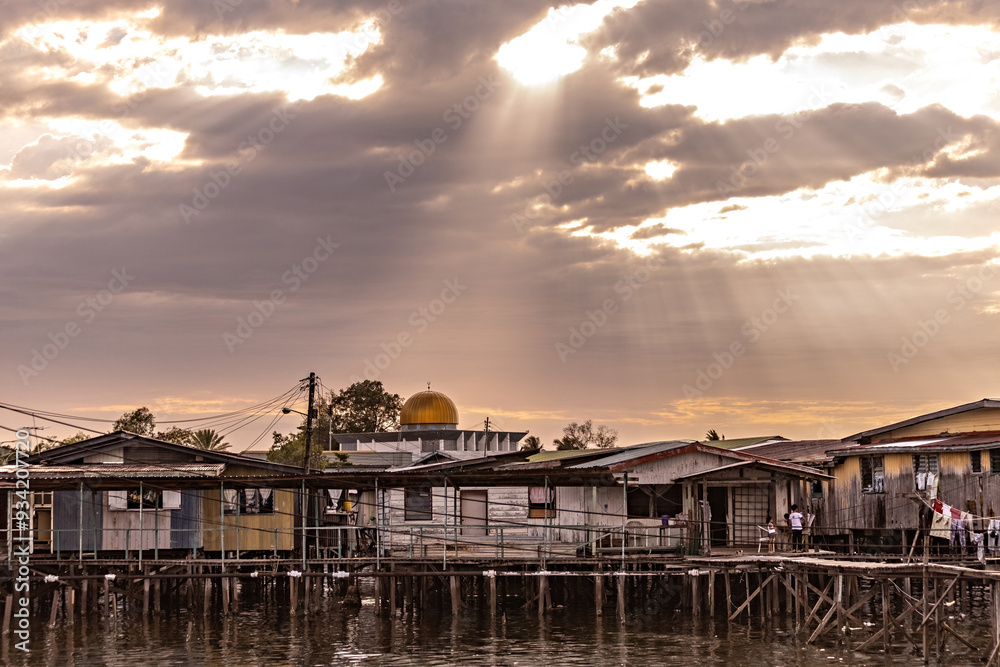 Obraz premium Fishing village houses over the water garbage poor areas in Sabah province in Malaysia