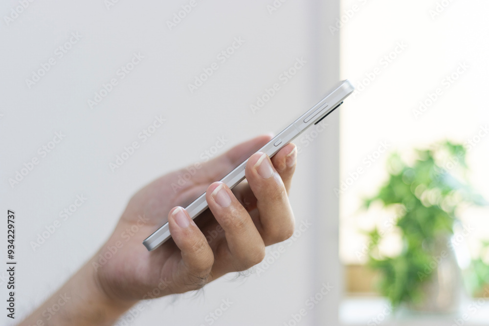 スマートフォンを持つ男の手(30代、日本人)