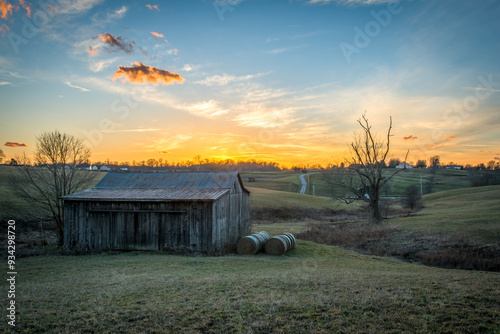 Obraz na płótnie kentucky sunset over the barn