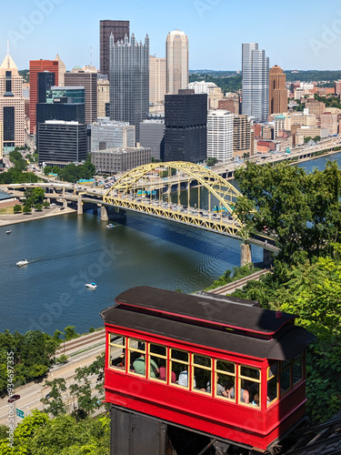 Obraz na płótnie Pittsburgh, Pennsylvania - view of the downtown skyline with the historic Duquesne Incline rising above the Monongahela River and Fort Pitt Bridge w salonie