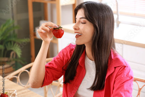 Beautiful young woman eatin...