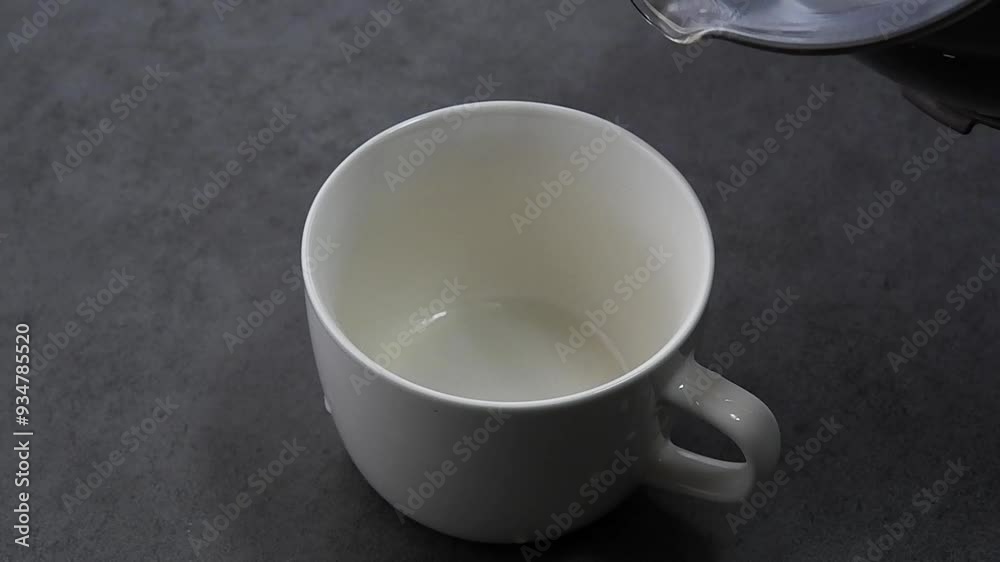淹れたての新鮮で美味しいコーヒーを、ゆっくりマグカップに注ぐ動画素材、スローモーション
淹れたての新鮮で美味しいコーヒーを、ゆっくりマグカップに注ぐ動画素材、スローモーション