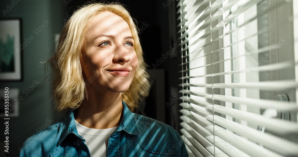 Φωτογραφία Close up portrait of beautiful young Caucasian female looking out window with smile on face