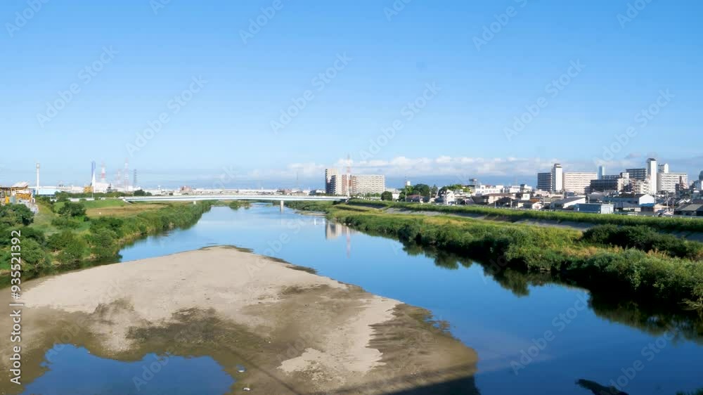 大阪市平野区を流れる大和川と川沿いの街並み 大阪市平野区を流れる大和川と川沿いの街並み
