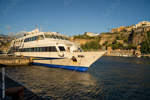 Obraz na płótnie Sorrento Intercity Cruise ship docked in the harbor port of Sorrento city w salonie