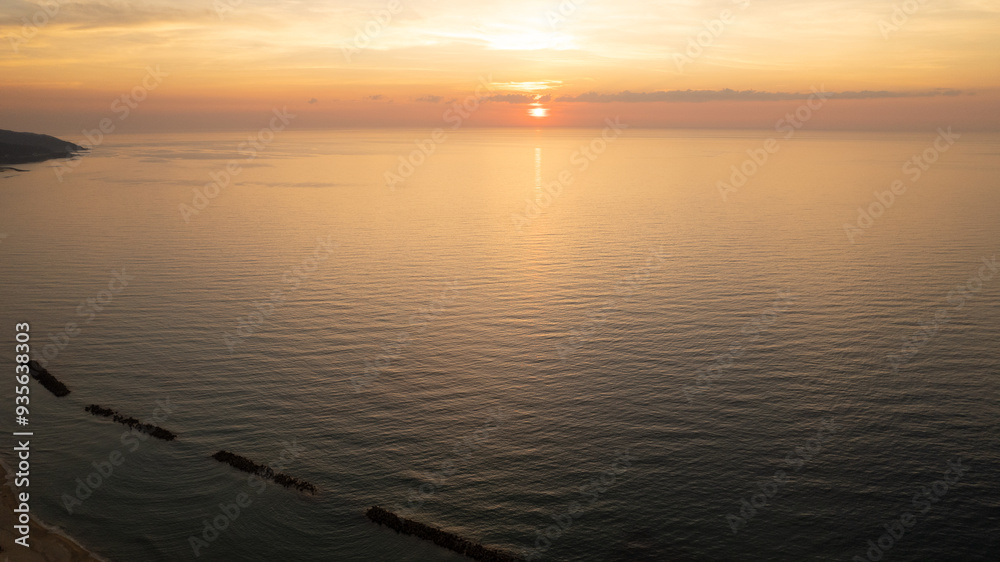 Fototapeta premium 湖陵の海と夕日