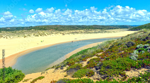 Fluss Ribeira de Aljezur im Mündungsgebiet bei Aljezur, Algarve (Portugal)