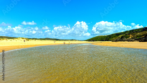 Fluss Ribeira de Aljezur im Mündungsgebiet bei Aljezur, Algarve (Portugal)