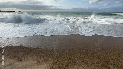 Olas y surf en la playa photo