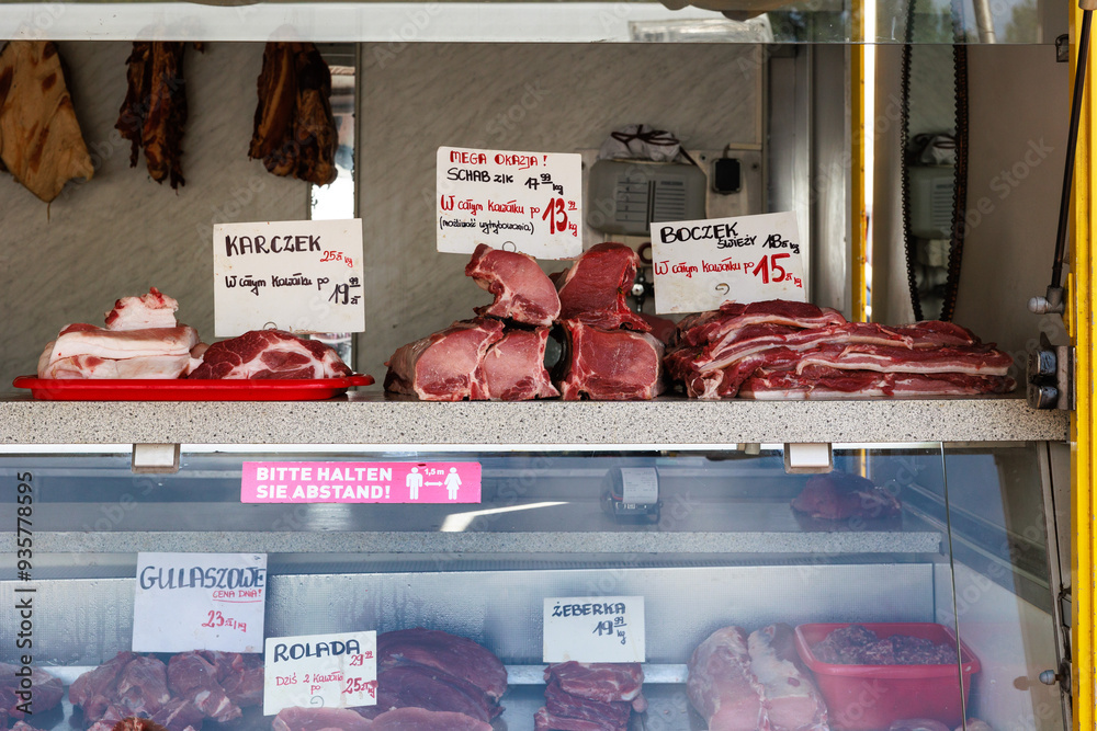 Fototapeta premium Stoisko z mięsem i wędlinami na targowisku