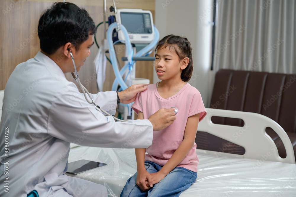 Obraz premium Asian doctor in hospital examining and treating child patient using stethoscope to check pulse of sick girl in hospital office. Doctor and nurse health checkup. Pediatrics. Healthcare