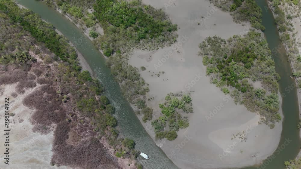 Imagem de drone de barco e kitesurfistas Barra Grande, Cajueiro da Praia, em Piaui Brasil, encontro do rio e mar na natureza com uma ilha
