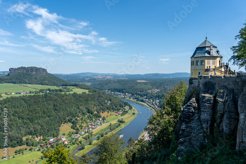 Blick von der Festung Königstein mit der Friedrichsburg hinunter ins Elbtal mit den Tafelbergen der Sächsischen Schweiz (Lilienstein).