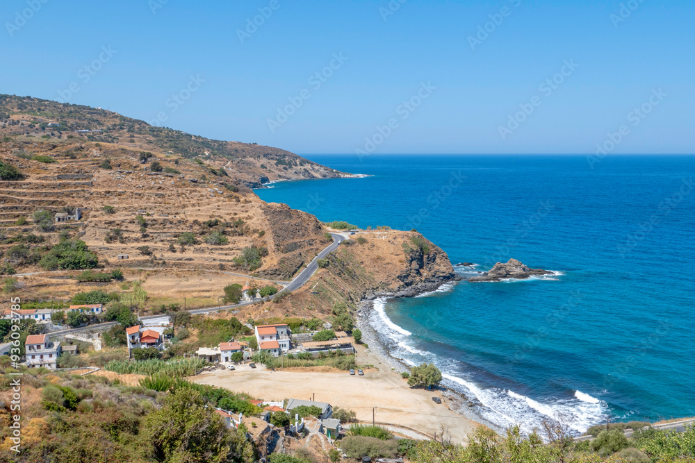 Vue panoramique du village côtier de Fitema sur l'île d'Ikaria, Grèce Vue panoramique du village côtier de Fitema sur l'île d'Ikaria, Grèce
