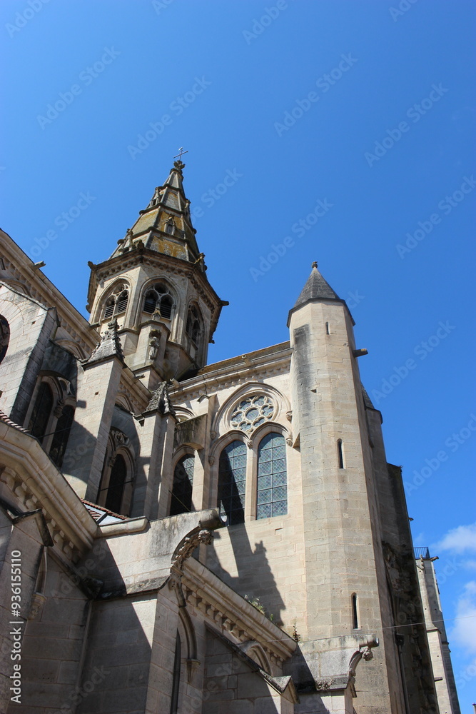 Semur-en-Auxois : collégiale Notre-Dame vue depuis la rue Notre Dame Semur-en-Auxois : collégiale Notre-Dame vue depuis la rue Notre Dame