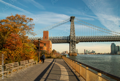 Paseo marítimo junto al parque John V. Lindsay East River en Manhattan. Vista hacia el norte con el puente Williamsburg, el río Este y al fondo rascacielos de Long Island amaneciendo. Nueva York, 2019 photo