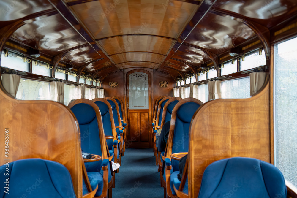 Obraz premium the beautiful hand-finished interior of a vintage steam train carriage 