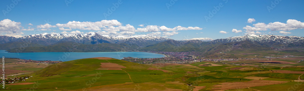 Φωτογραφία View over the Lake Van and the town of Tatvan, in the province of Bitlis, Turkey