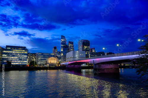 Vista da ponte de Londres na hora azul durante verão de Londres.