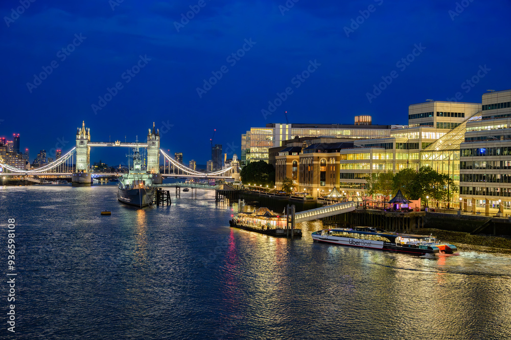 Fototapeta premium Vista da ponte de Londres na hora azul durante verão de Londres.