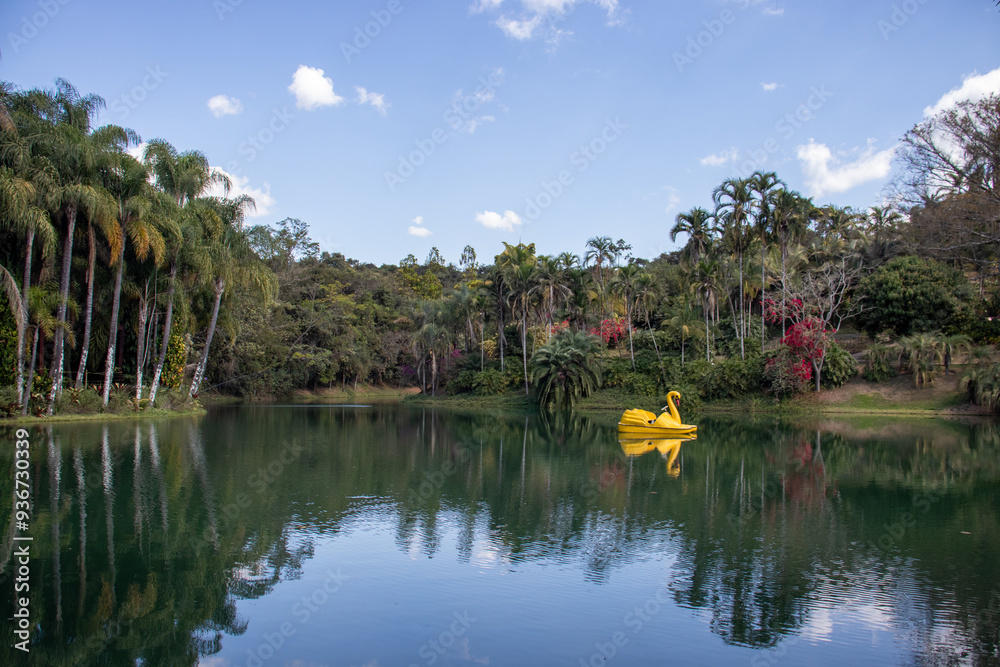 Obraz premium Lagoa refletindo o céu