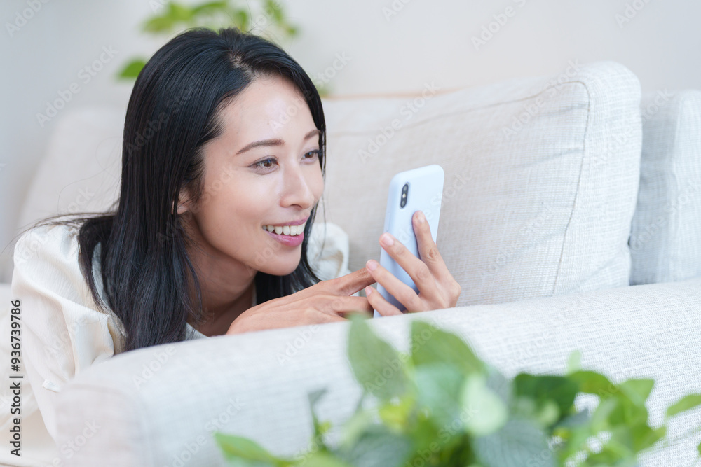 スマホを使うミドル女性