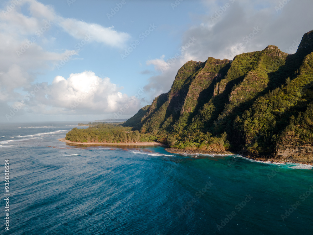 Obraz premium Breathtaking view of the Rugged Cliffs along the Na Pali Coast of Kauai 