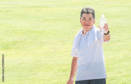 運動中に水分補給する高齢者男性(飲む・熱中症対策・発汗) 