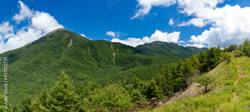 絶景の八子ヶ峰トレッキング　北八ヶ岳　蓼科山と北横岳遠景　長野県　日本
