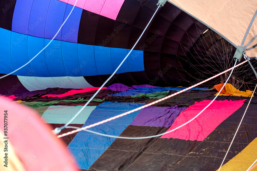 Obraz premium Ballooning in images that reveal the beauty of a fascinating world sport. The serene flight of colorful balloons in the sky provides scenes of freedom, adventure and contemplation, seeking excitement.