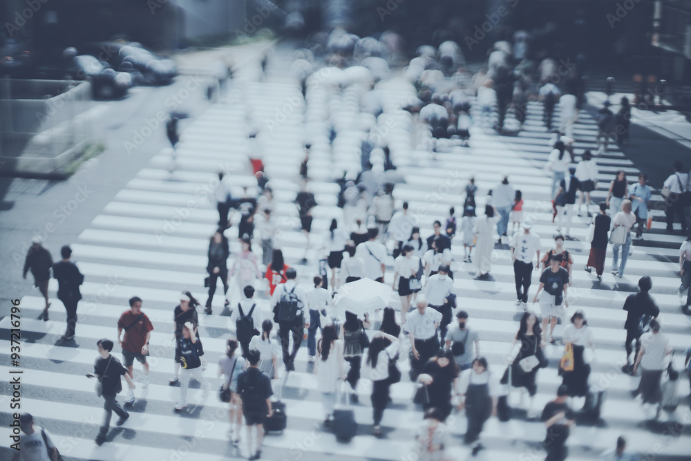 Naklejka premium 横断歩道を渡る人々 俯瞰ぼかし