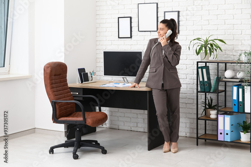 Female office worker talkin...