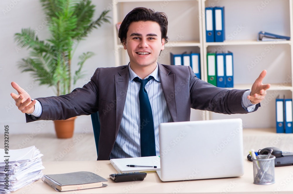 Obraz premium Young male employee working in the office