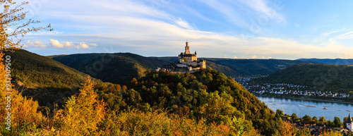 Die Marksburg oberhalb von Braubach bei Sonnenuntergang im Herbst.