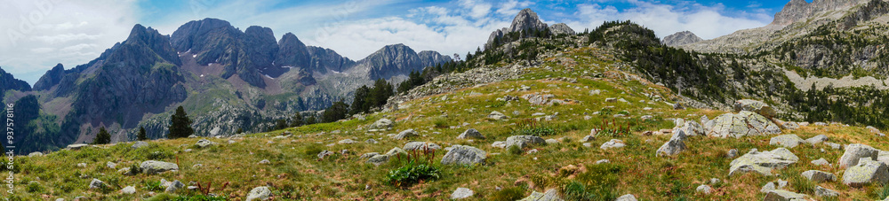 Fototapeta premium Beautiful panoramic view of a Pyrenean landscape on a cloudy day.