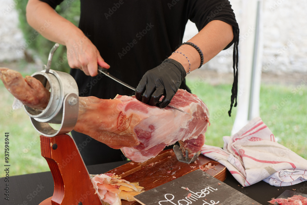 Fototapeta premium jambon de pays à l'os en découpe