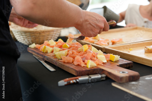Plat de saumon fumé servi par un traiteur