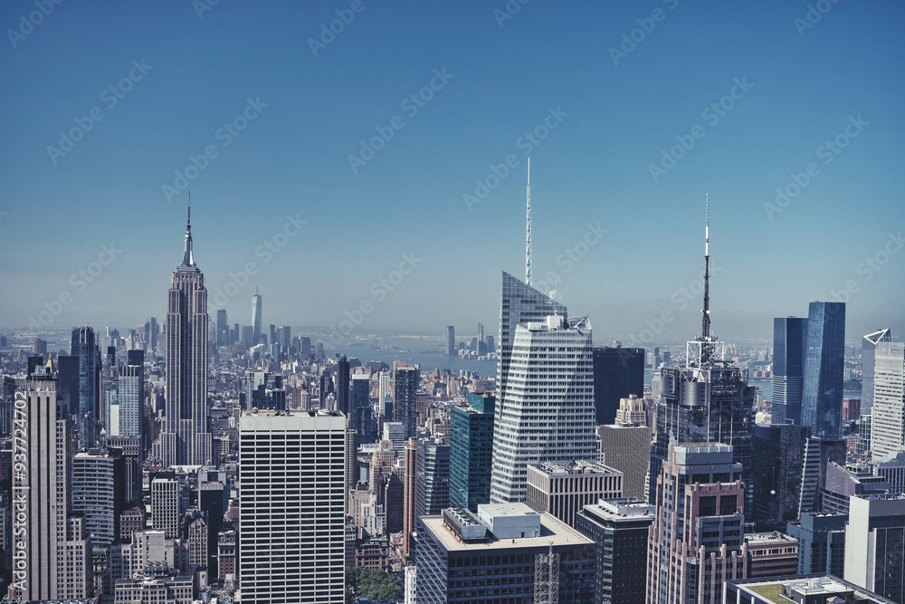 Naklejka premium Fragmentos de arquitectura moderna y contemporánea en la gran ciudad de New York, con geometría, repeticiones, estructuras y composición arquitectónica