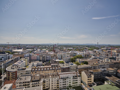Panoramablick über Ludwigshafen am Rhein an einem klaren Sommertag