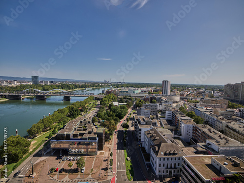 Blick auf den Rhein zwischen Ludwigshafen und Mannheim
