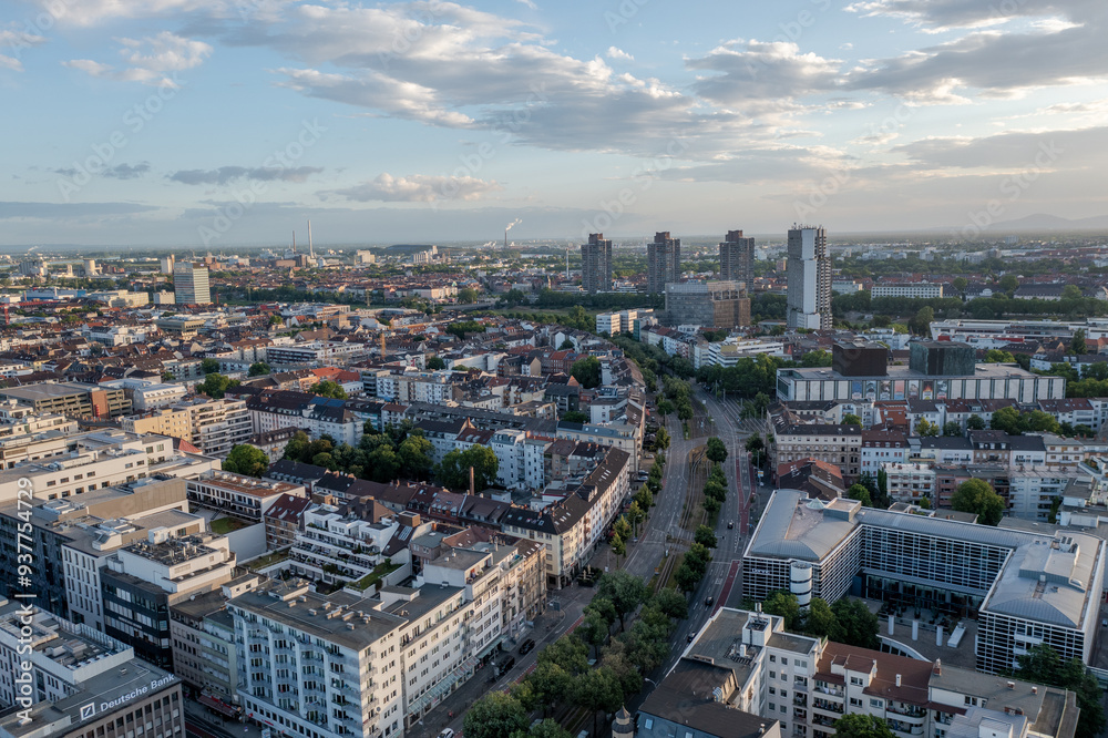 Majestätischer Blick über Mannheim: Der Wasserturm und die Friedrichsplatz-Allee im Abendlicht Majestätischer Blick über Mannheim: Der Wasserturm und die Friedrichsplatz-Allee im Abendlicht