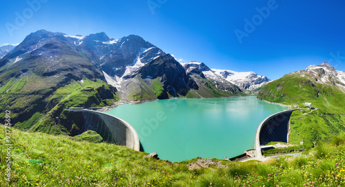 Foto Austria - green mountain lake with dam near Grossglokner